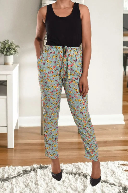 Women's Weekend Outfit Sage Floral Pocket Pants